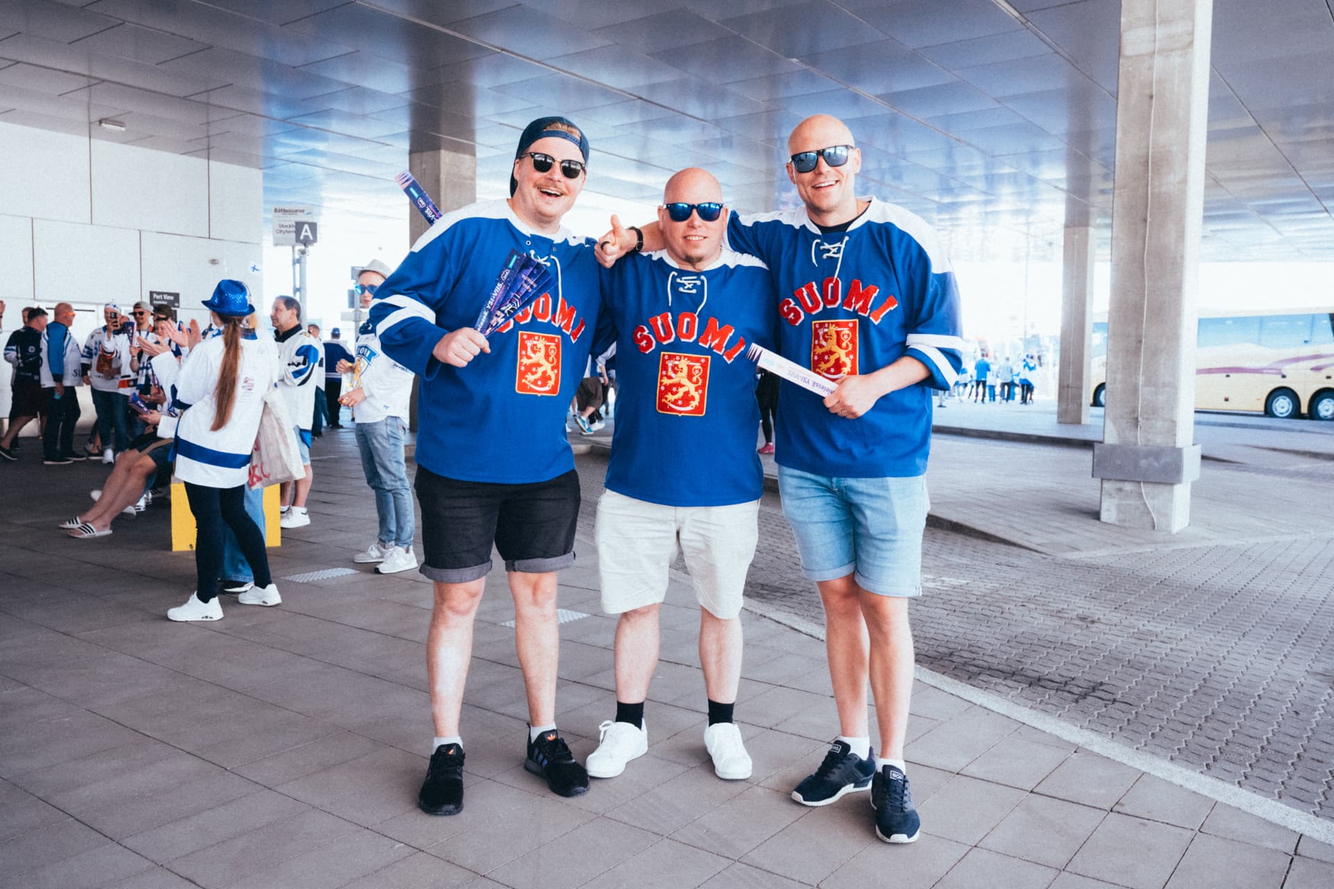 Kolme fania Suomi-pelipaidoissa IMT-kisamatkalla