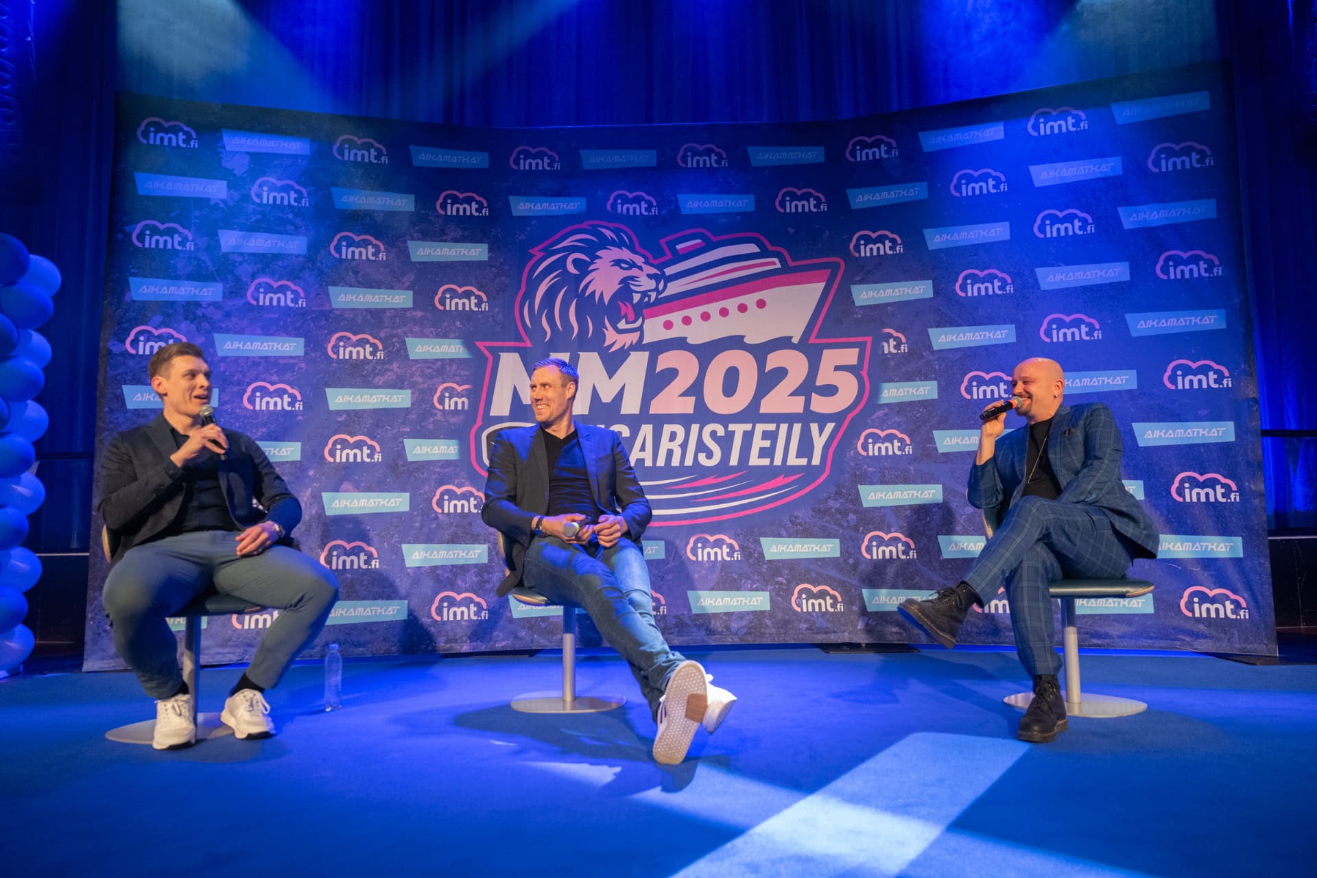 Marko Anttila ja Atte Ohtamaa lavalla IMT:n kisatapahtumassa